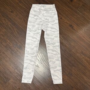MUD PIE WHITE GRAY CAMOUFLAGE LEGGINGS